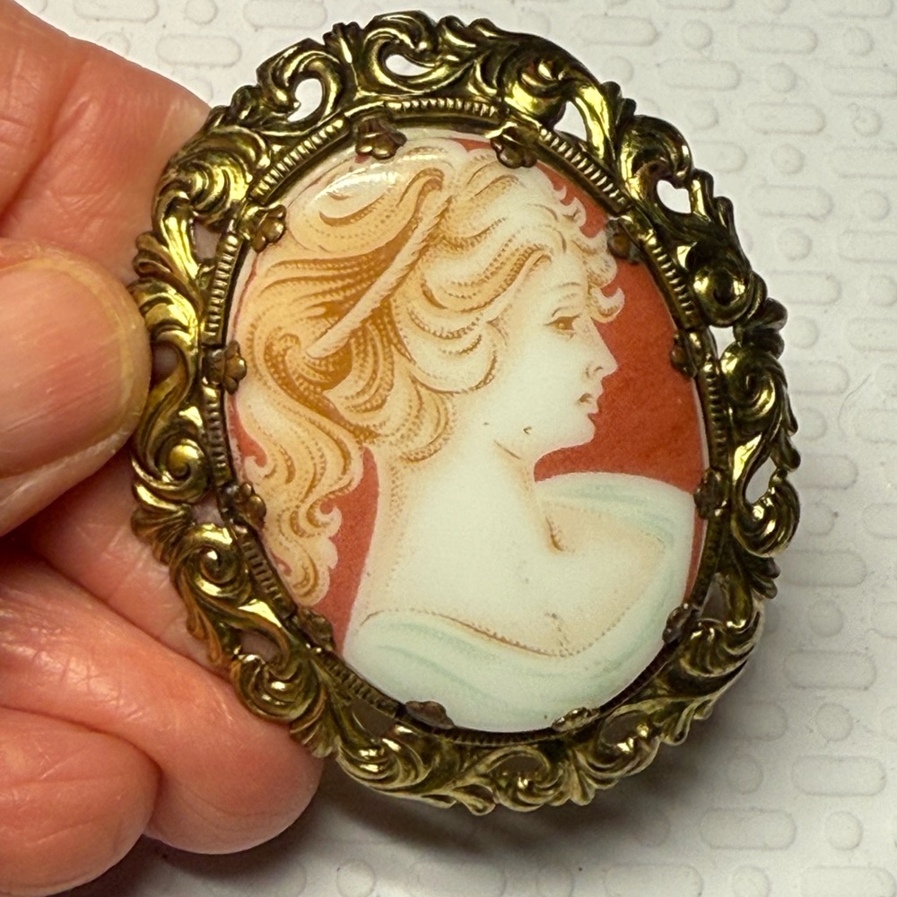 Vintage Cameo Brooch in Gold and Cream